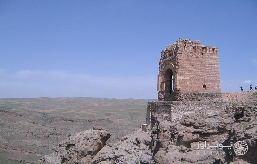 نمایی نیم‌رخ از قلعه ضحاک هشترود